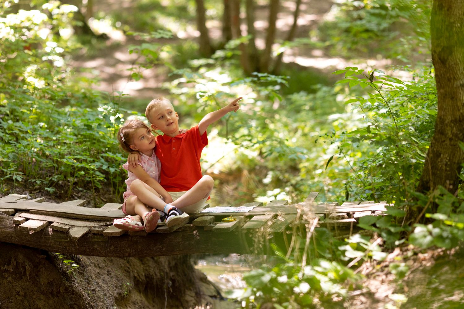 Kinder beim Naturerlebnis im Wald bei Frankfurt
