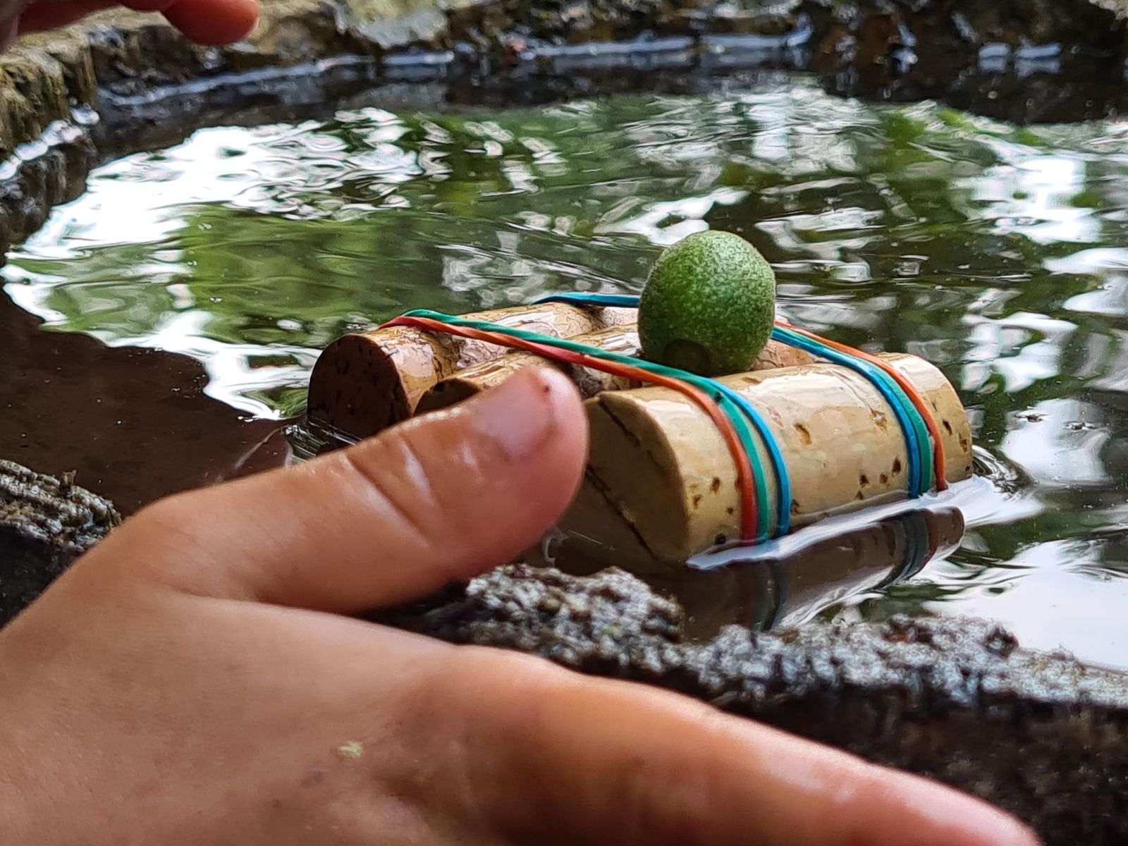 Waldwoche: Floßbau am Bach, Miniaturflöße aus Ästen und Rinde