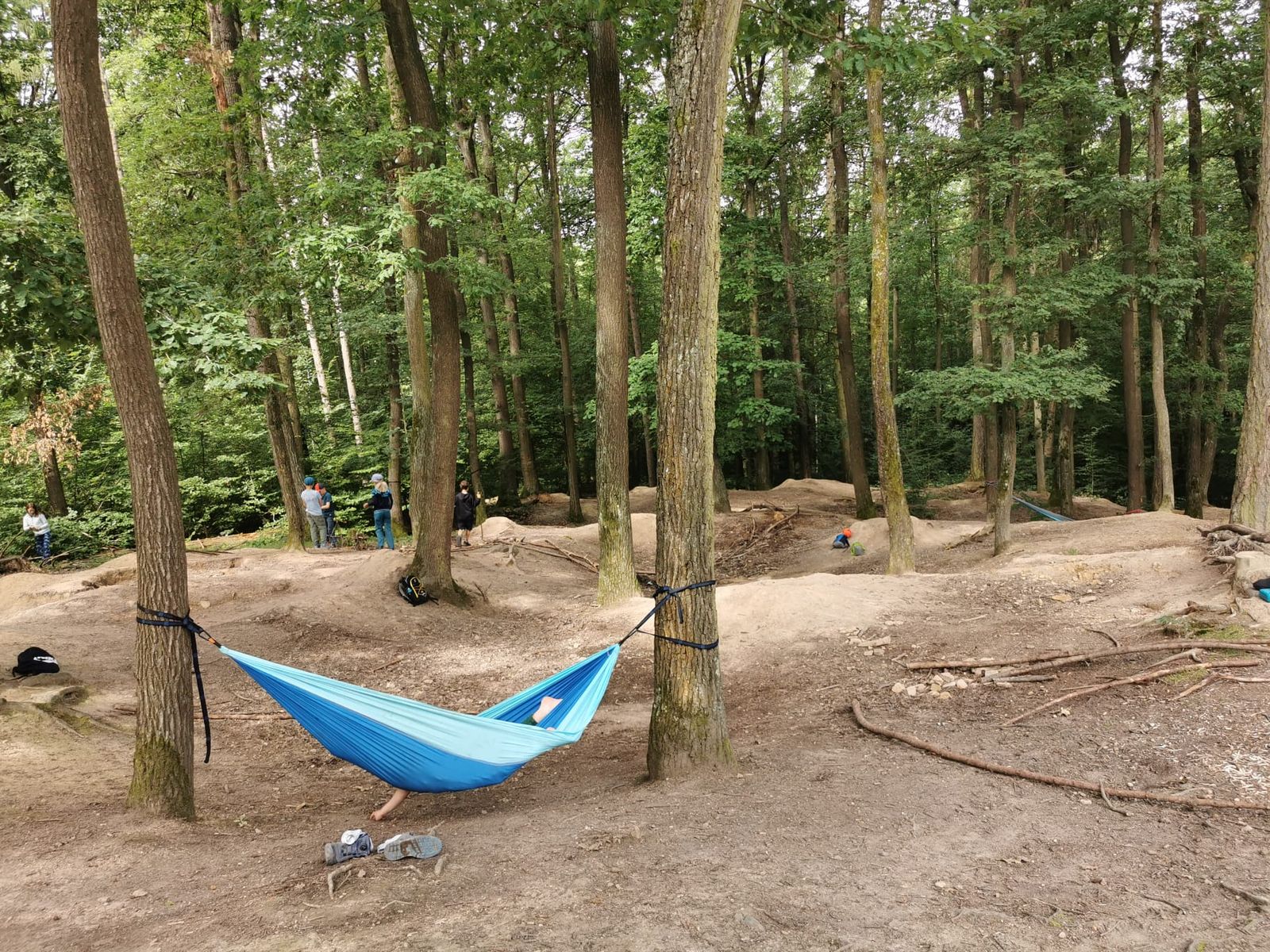 Waldwoche: Pause in der Hängematte zwischen den Bäumen