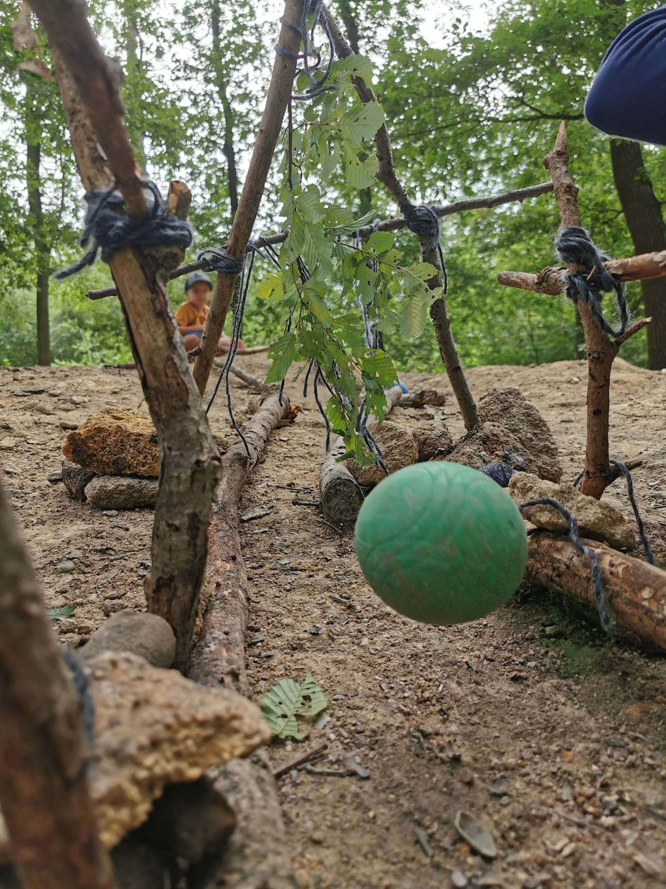 Waldwoche: Kinder bauen eine Murmelbahn aus Naturmaterialien im Bad Vilbeler Wald
