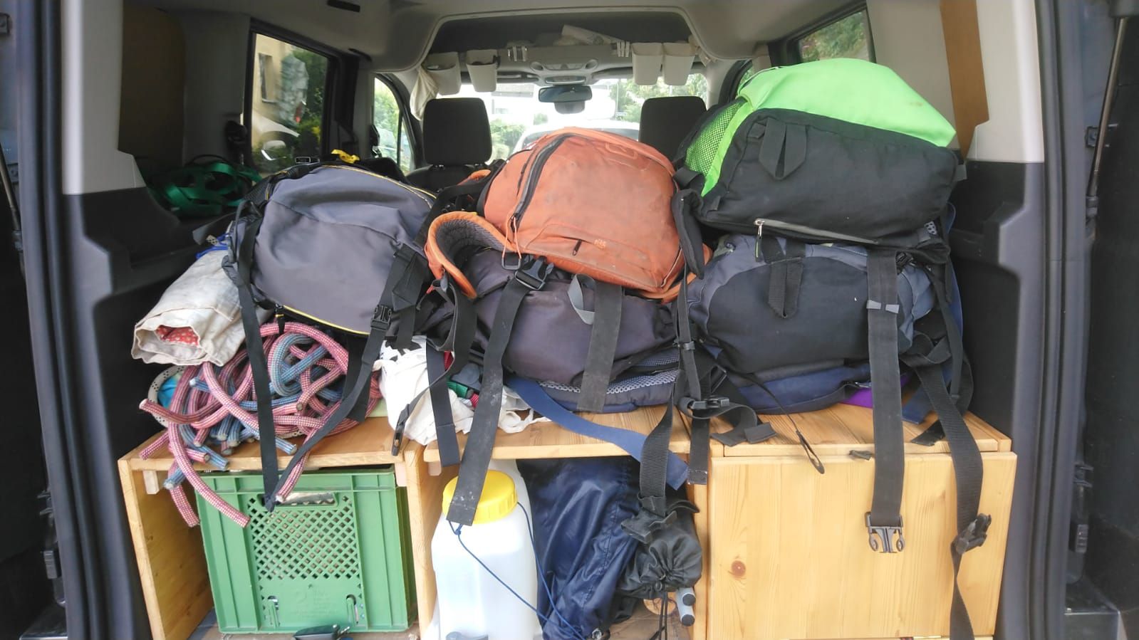 Vollgepackte Rucksäcke der Begleiterinnen und Begleiter der Waldwoche im Bad Vilbeler Wald